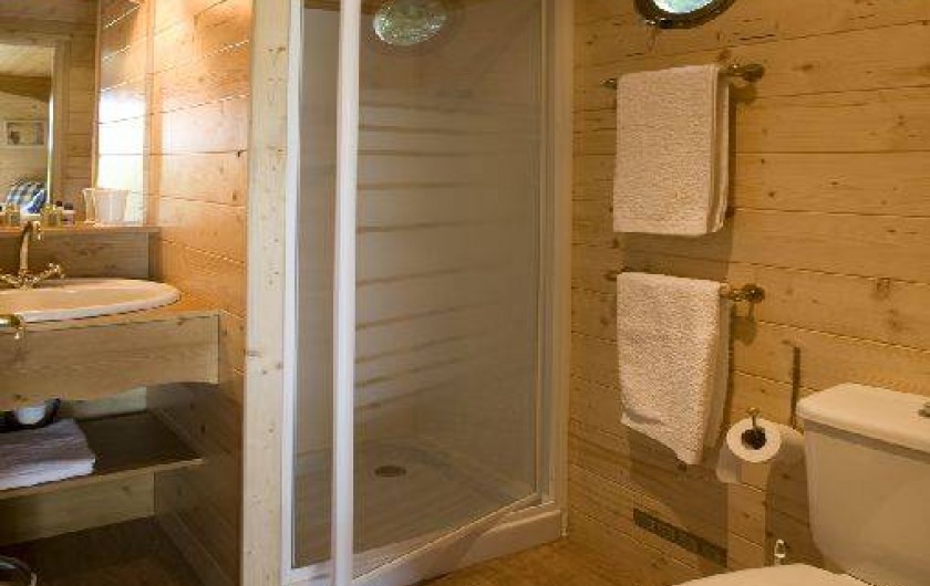 Location de vacances - Roulotte à La Chapelle-Blanche-Saint-Martin - Roulotte lit fait, serviettes dans la salle de bain (Touraine)