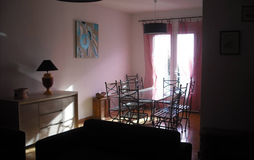 Location de vacances - Appartement à San-Giuliano - ...suivi de l'espace séjour donnant sur balcon avec vue parc et mer...