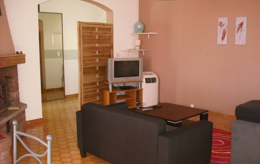 Location de vacances - Appartement à San-Giuliano - Espace salon en entrant à gauche....