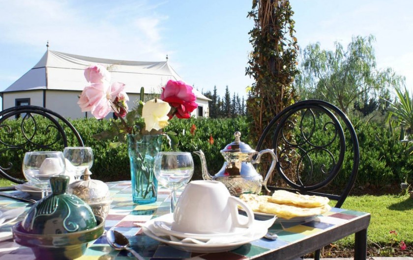 Petit déjeuner servi sur la terrasse de votre location à Marrakech