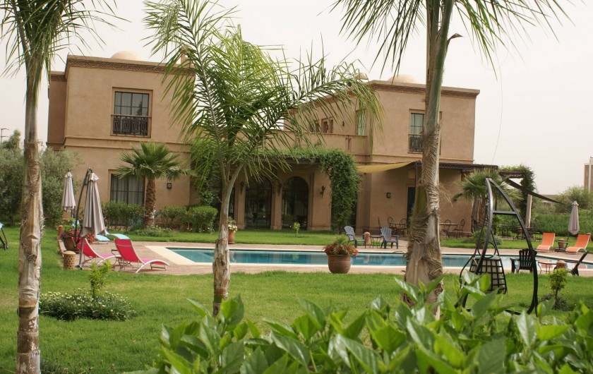 Location de vacances - Riad à Marrakech - Autre vue de la piscine de la Villa Riad à Marrakech