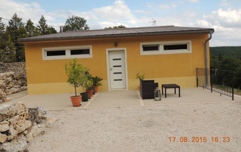 Location de vacances - Chambre d'hôtes à Grimault - Entrée de la Grimaldienne et le parking privé