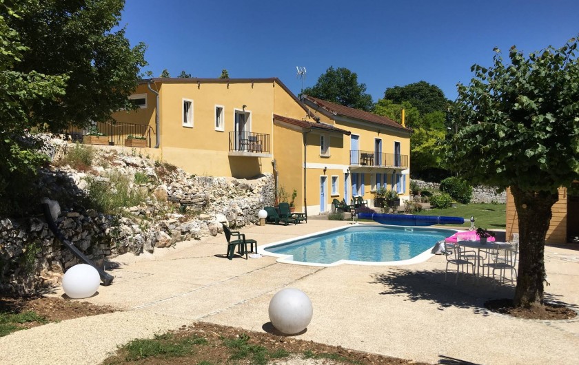 Location de vacances - Chambre d'hôtes à Grimault - La vue sur les chambres et la piscine