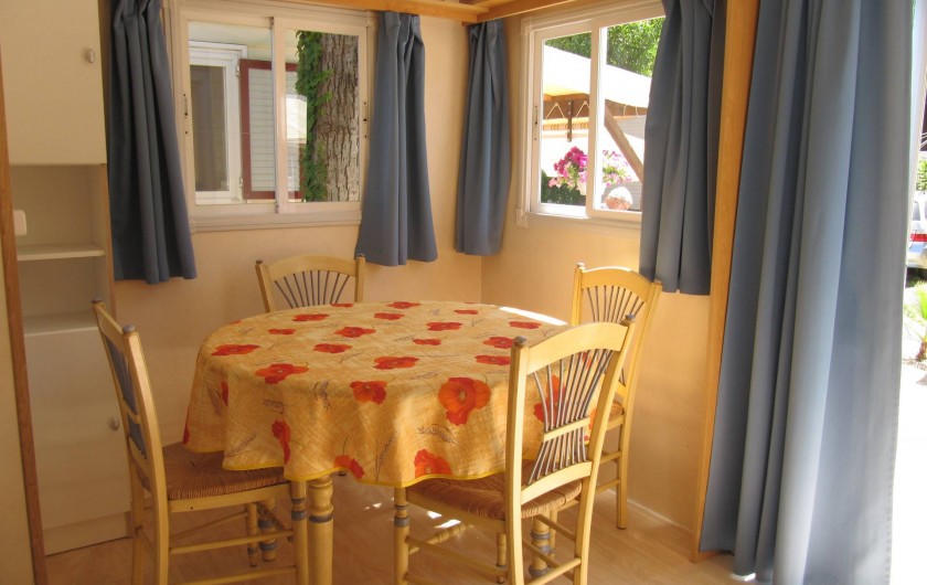Location de vacances - Bungalow - Mobilhome à Saint-Aygulf - Coin repas