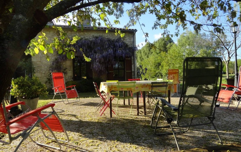 Location de vacances - Gîte à La Sauvetat-du-Dropt - La terrasse et la façade