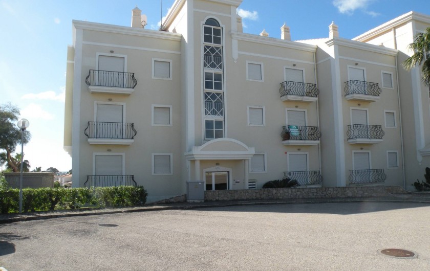 Location de vacances - Appartement à Albufeira - FACADE DE L'IMMEUBLE AVEC GRAND PARKING
