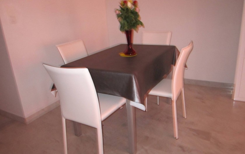 Location de vacances - Appartement à Saint-Raphaël - coin repas table avec allonges pour 4 à 8 personnes