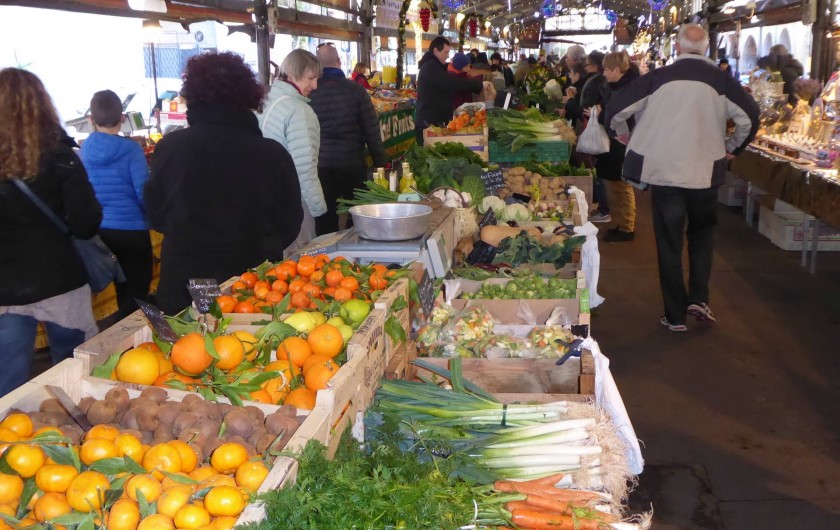 Location de vacances - Appartement à Antibes - Le marché provençal d'Antibes