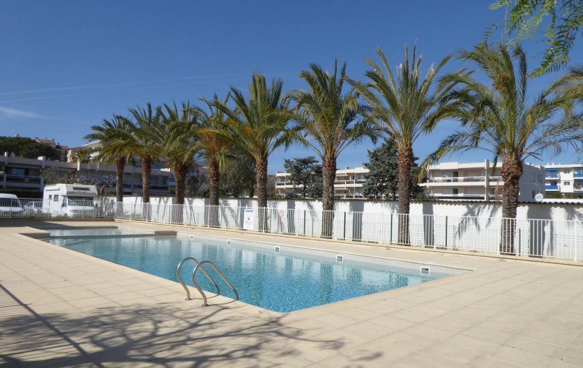 Location de vacances - Appartement à Antibes - Vous pourrez profiter de la piscine du 1er mai au 31 octobre.