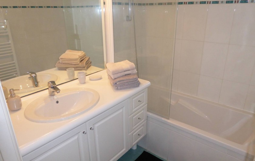 Location de vacances - Appartement à Antibes - La salle de bain avec baignoire