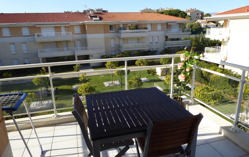 Location de vacances - Appartement à Antibes - Vous pourrez prendre vos repas au calme sur la terrasse