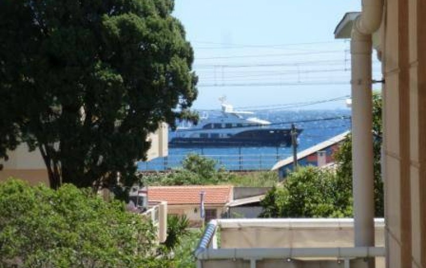 Location de vacances - Appartement à Antibes - De la terrasse vous avez une  vue latérale sur la mer