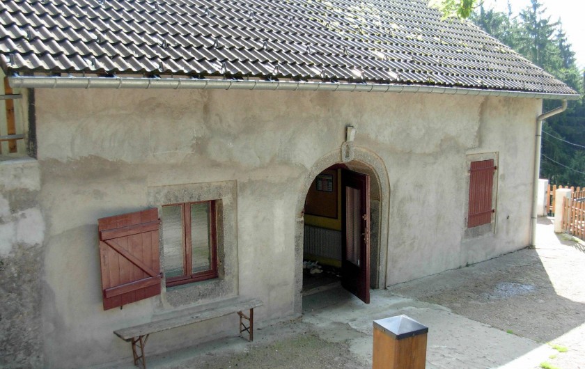 Location de vacances - Chalet à Cornimont - façade latérale historique avec une partie de la terrasse