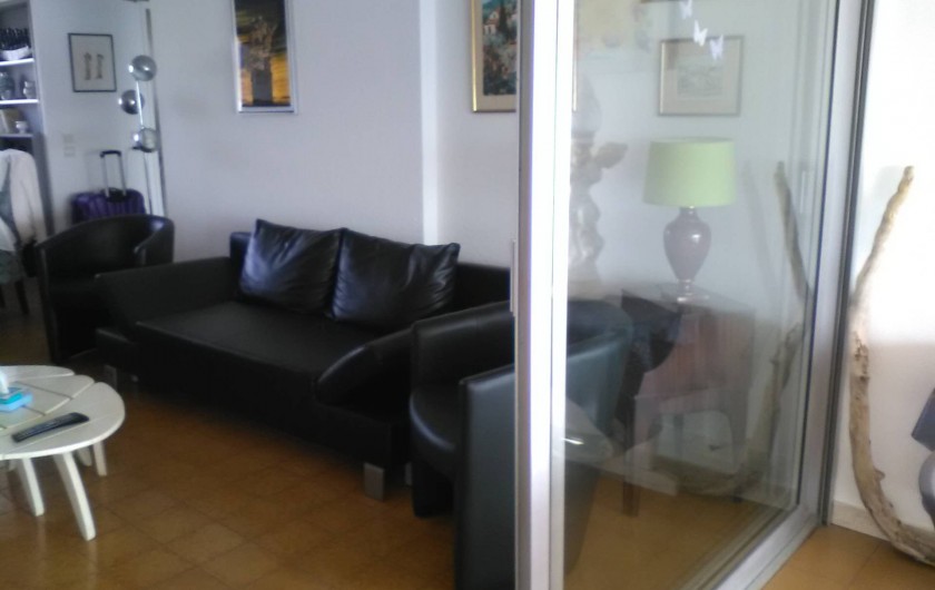 Location de vacances - Appartement à Cannes la Bocca - Salon, vue de la terrasse