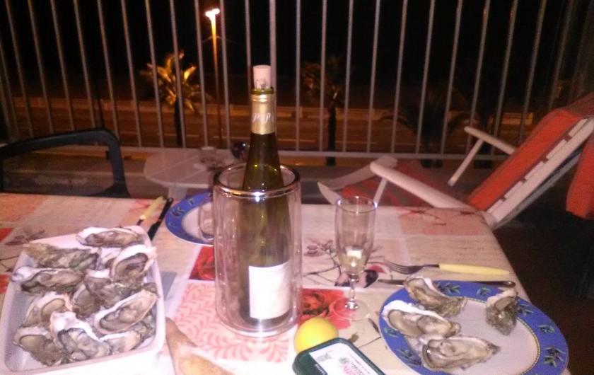 Location de vacances - Appartement à Cannes la Bocca - Douceurs et détente d'un soir sur la terrasse.