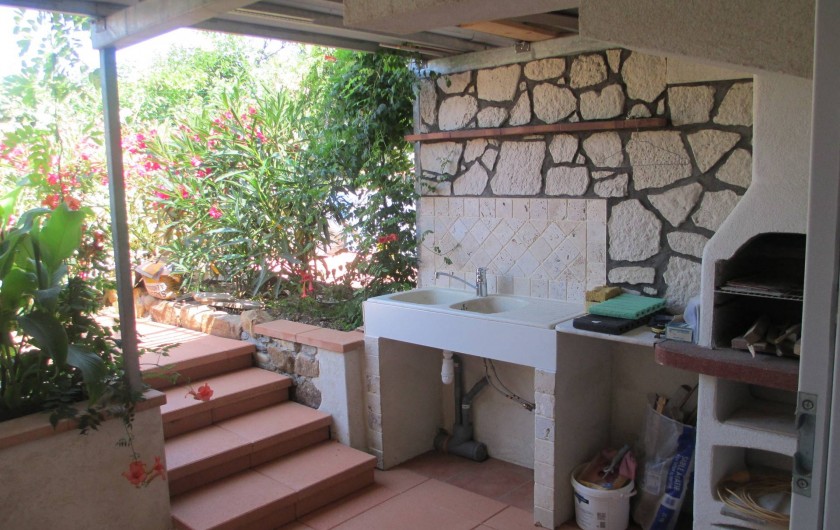 Location de vacances - Maison - Villa à Le Pradet - Cuisine d'été avec point d'eau et barbecue