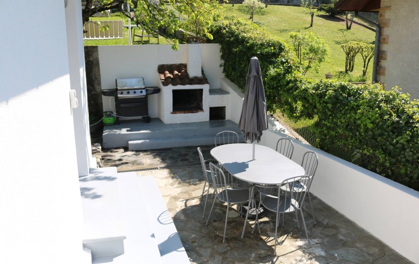 Location de vacances - Appartement à Aix-les-Bains - Table extérieure devant la cuisine, coin barbecue