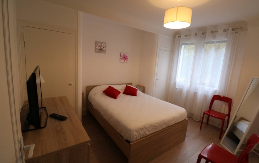 Location de vacances - Appartement à Aix-les-Bains - Psyché et tv, chambre parents
