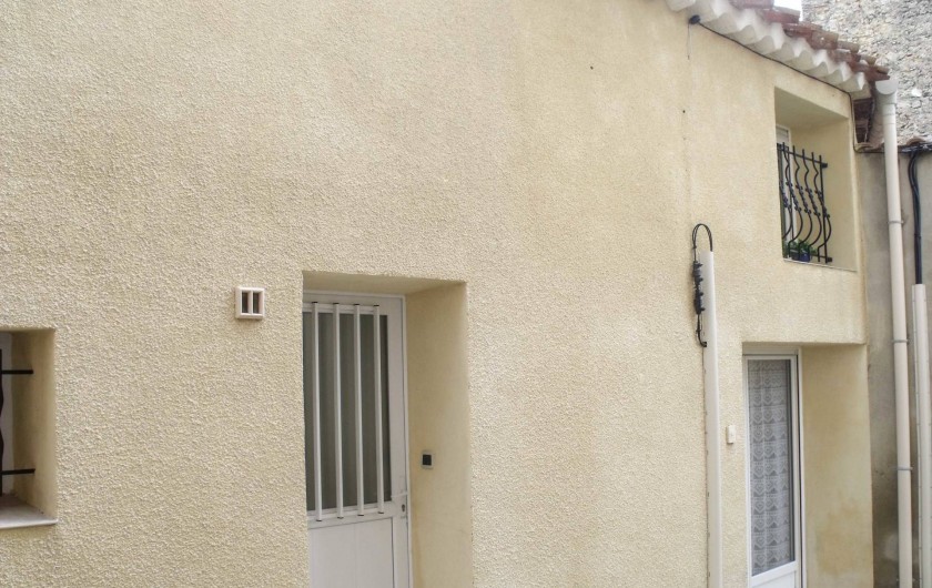 Location de vacances - Maison - Villa à Puisserguier - Façade donnant sur rue piétonne