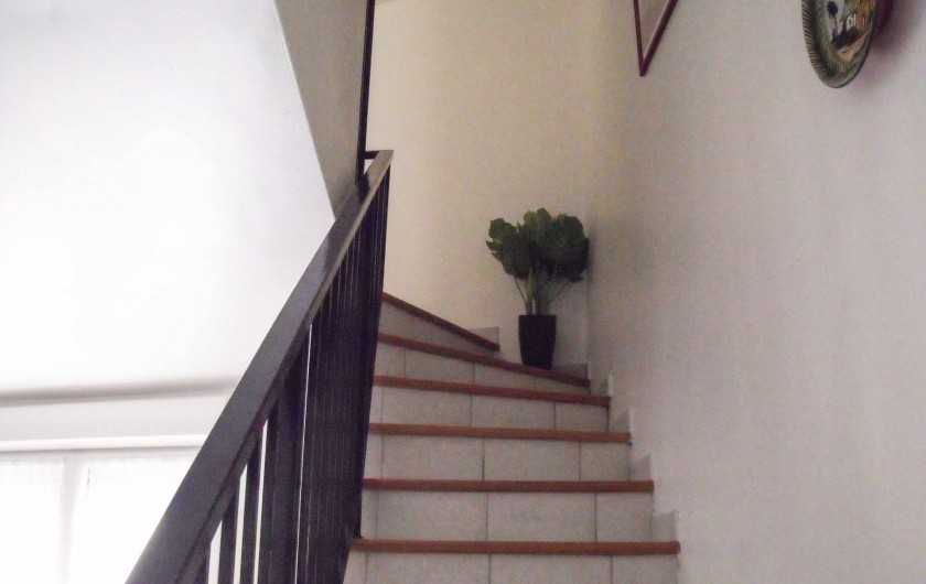 Location de vacances - Maison - Villa à Puisserguier - Escalier  menant à l'étage