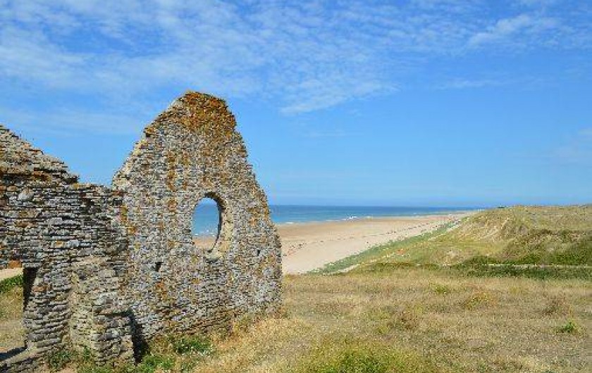 Location de vacances - Maison - Villa à Les Moitiers-d'Allonne - vieille église au pied de la falaise de de Carteret