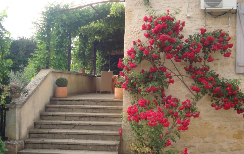 Location de vacances - Gîte à Sainte-Mondane - Escalier d'entrée