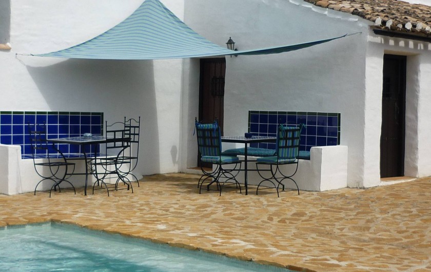 Location de vacances - Gîte à Fuentes de Cesna - On peut pique-niquer au bord de la piscine, Cortijo las Rosas