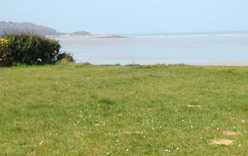 Location de vacances - Villa à Plestin-les-Grèves - terrain qui appartient a la maison qui donne sur la mer
