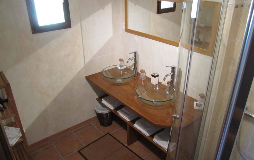 Location de vacances - Gîte à Saint-Laurent-des-Hommes - Salle de bain du bas (douche à l'italienne et deux vasques)