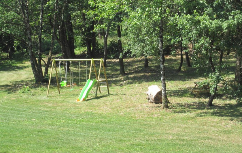 Location de vacances - Gîte à Saint-Laurent-des-Hommes - Vue du sous-bois de la chambre n°2