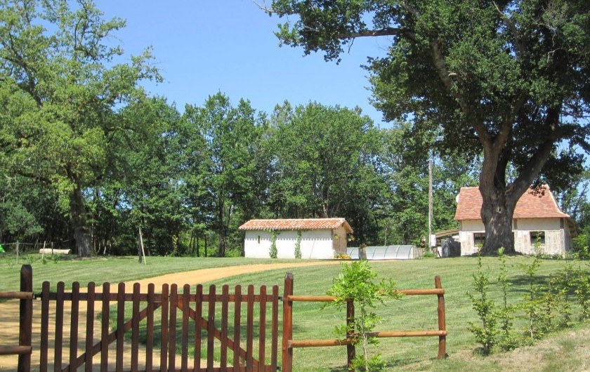 Location de vacances - Gîte à Saint-Laurent-des-Hommes - Votre arrivée - Vue de la route