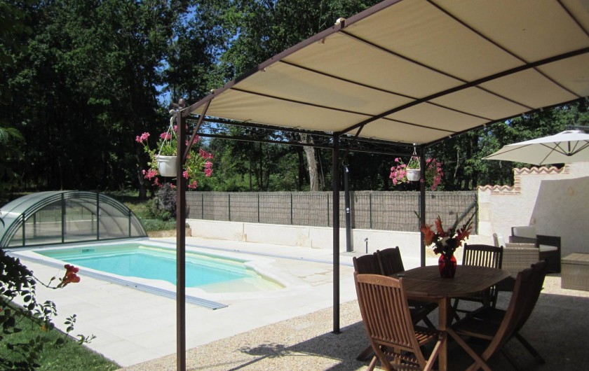 Location de vacances - Gîte à Saint-Laurent-des-Hommes - Vue sur la terrasse - coin repas