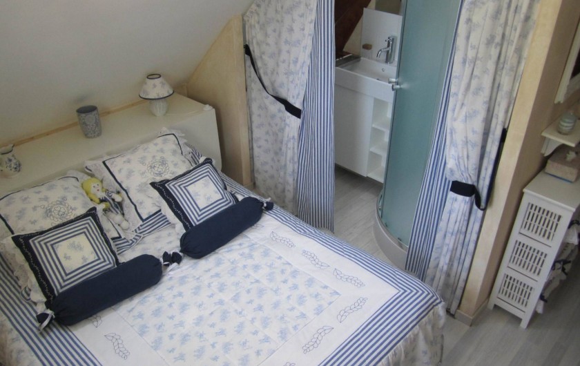 Location de vacances - Gîte à Saint-Laurent-des-Hommes - Chambre n°2 (étage) avec coin lavabo et douche