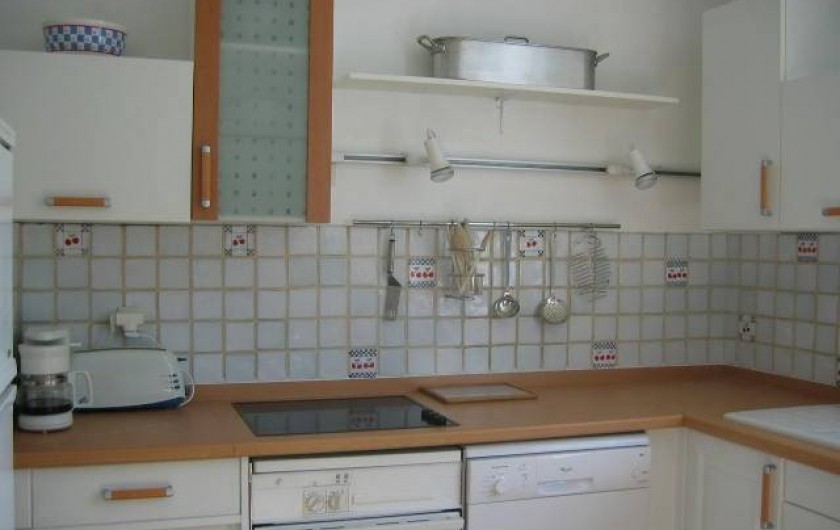 Location de vacances - Villa à Le Palais - cuisine équipée: plaque de cuisson, four, four micro-ondes, lave-vaisselle...