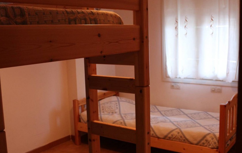 Location de vacances - Appartement à Llançà - Chambre avec 1 lit simple, 1 lit mezzanine et 1 clic-clac 2 personnes