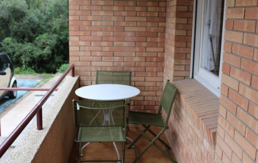 Location de vacances - Appartement à Llançà - Balcon attenant à la S à Manger avec meubles de jardin, 4 chaises, 1 table.