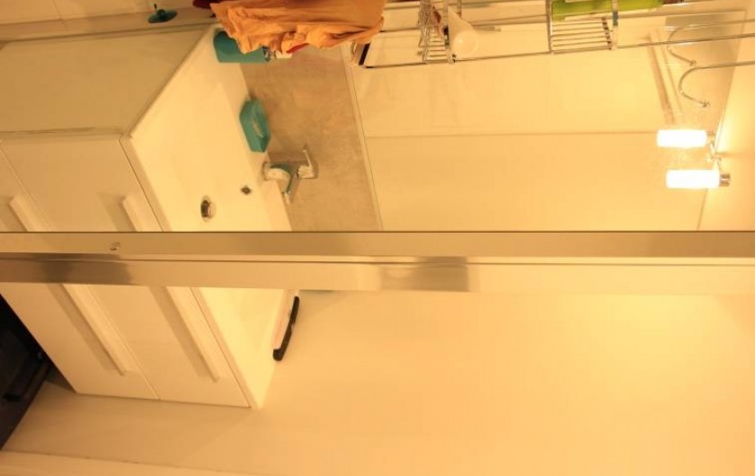 Salle de bains avec douche à l'italienne et lavabo sur meuble