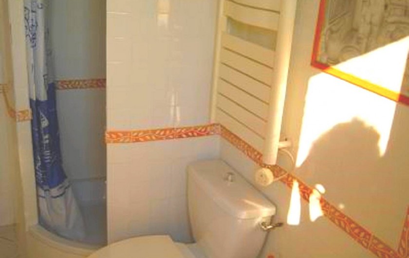 Location de vacances - Studio à Cagnes-sur-Mer - Salle de bain avec toilette (douche, WC, bidet) du studio Francy
