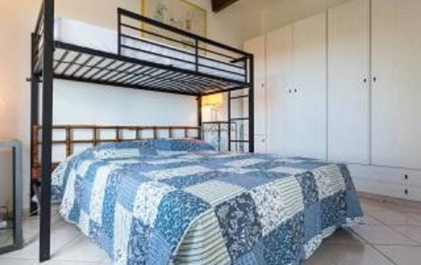 Location de vacances - Studio à Cagnes-sur-Mer - Chambre lit avec son placard du studio Francy