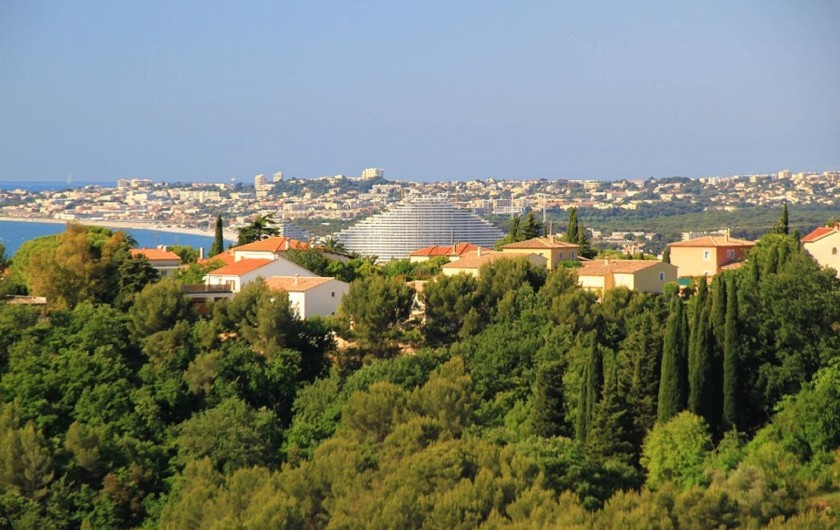 Location de vacances - Studio à Cagnes-sur-Mer - Panorama de la colline en face et de Villeneuve Loubet
