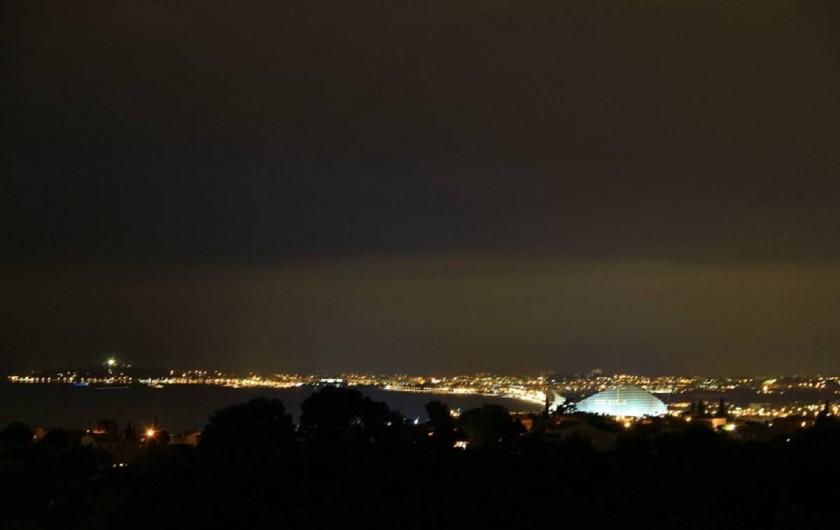 Location de vacances - Studio à Cagnes-sur-Mer - Vue du golfe d'Antibes la nuit