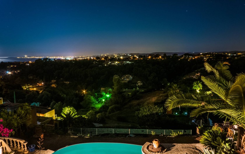 Location de vacances - Studio à Cagnes-sur-Mer - Vue nocturne du panorama et de notre piscine