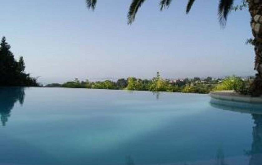 Location de vacances - Studio à Cagnes-sur-Mer - Vue piscine avec son panorama avec la mer