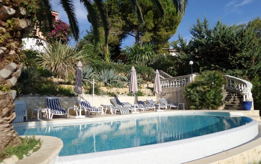 Location de vacances - Studio à Cagnes-sur-Mer - Vue de la piscine de son débordement