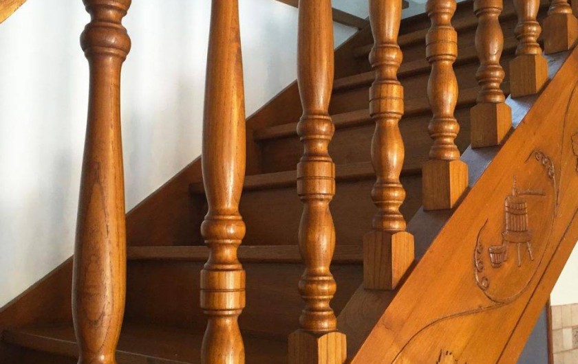 Location de vacances - Gîte à Irouléguy - GITE JARA-BEL ESCALIER SCULPTEE POUR MONTER AUX CHAMBRES