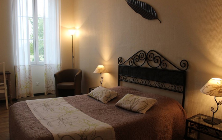 Location de vacances - Chambre d'hôtes à Cubnezais - Suite Cabernet-Sauvignon chambre pour les parents. Située au rez-de-Chaussée