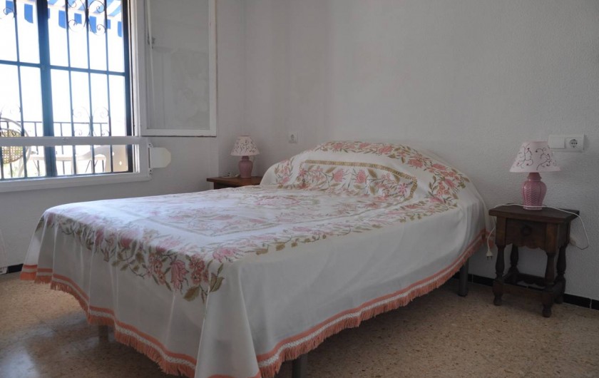 Location de vacances - Appartement à Alicante - Chambre de couple, avec lit neuf. Fenêtre donnant sur terrasse.