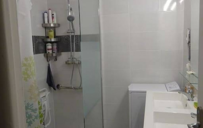 Location de vacances - Appartement à Lunel - Lavabo double, douche, lave linge, sèche linge