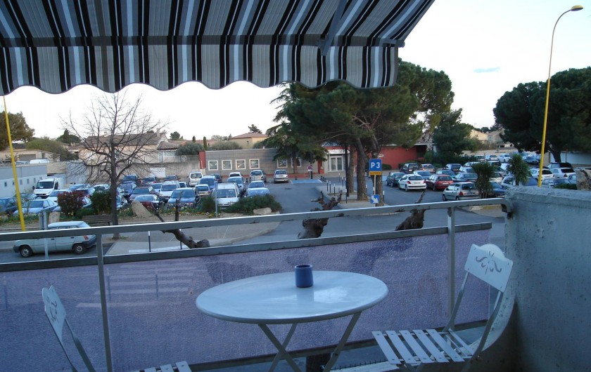 Location de vacances - Appartement à Lunel - balcon avec plancha électrique, vue sur parking