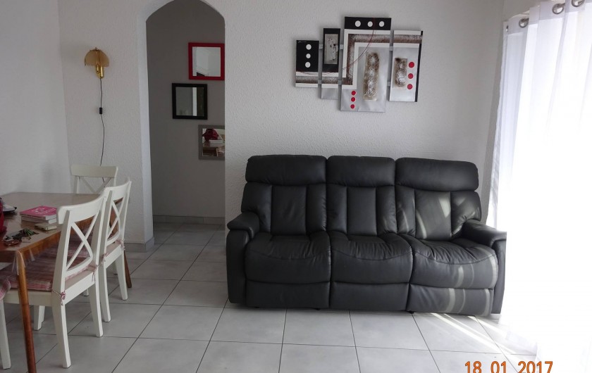 Location de vacances - Appartement à Lunel - salle à manger/salon avec télévision donnant sur le balcon, avec store banne